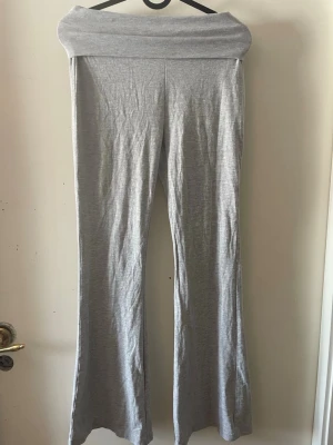 Yoga pants från Lindex - Byxorna har gått sönder lite där bak som man ser på bilden men går att använda ändå 