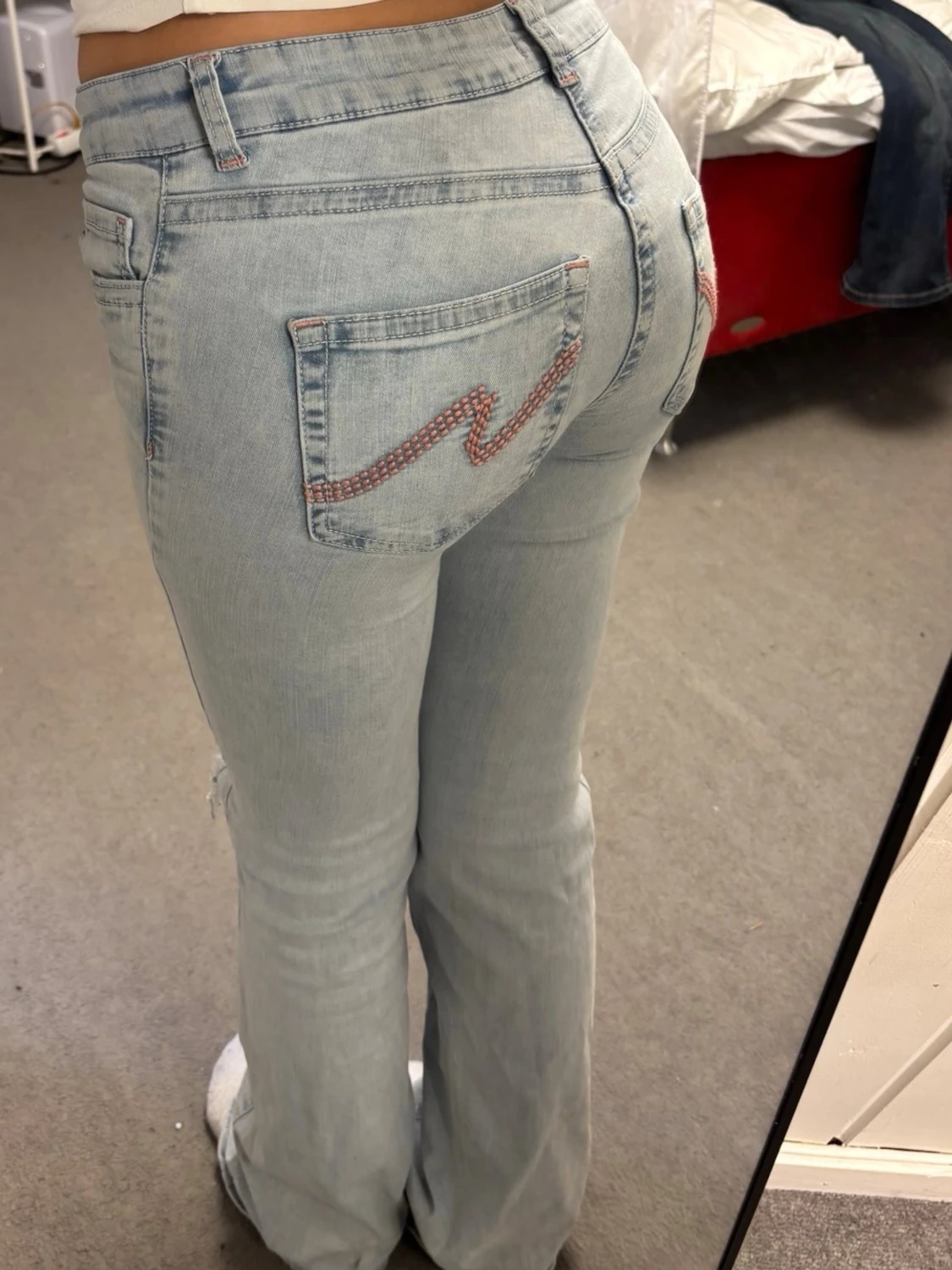 Ljusblå slitna bootcut jeans Nelly - 2