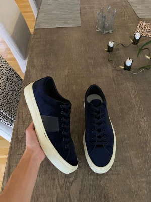 Navy Tom Ford Sneakers - Säljer dessa riktigt schyssta Tom Ford skorna i storlek 43. Skorna är använda men är nästan som nya med inga defekter🔥 Nytt pris≈ 7700kr, mitt pris= 1999👌 Bara o höra av dig vid funderingar👑