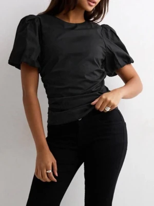 Svart topp med puffärm - Svart snygg top från Nelly med puffärm som är lite figursydd!