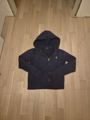 Raulph Lauren Tröja - Fin marinblå raulph lauren tröja med luva. Storlek S men passar också XS. Fint skick och inga defekter 7/10👍