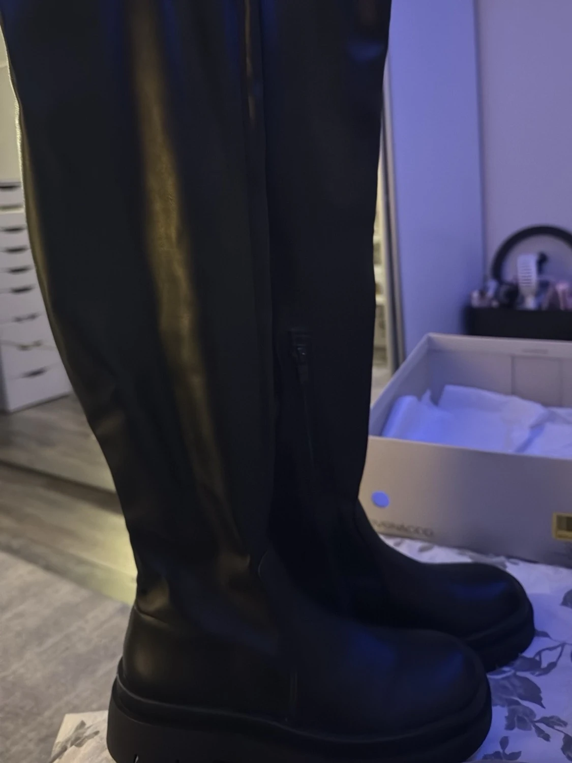 Svarta höga boots i skinnimitation