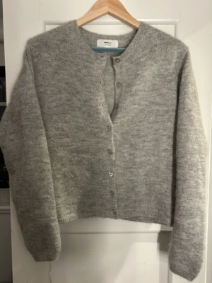 Grå kofta från Gina - Helt ny kofta från Gina Tricot. Använd 1 gång. Supermjuk och skön!