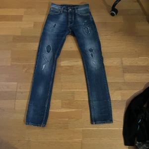 Nudie jeans med slitningar - Säljer ett par nudie jeans i modell grim Tim som är en slim passform. Designen heter dusky bay och är en exklusiv design som inte säljs längre. Jeansen är använt ett fåtal gånger då de är för stora på mig. Vid minsta lilla funderingar är det bara att höra av. 