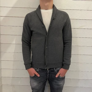 J.lindeberg cardigan - Cardigan från J.lindeberg - Storlek : S - Tröjan är i ett fint skick utan defekter - Mitt pris : 375 sek - Nypris : 1899 sek - Modellen på bilden är 180 cm och väger 75 kg 