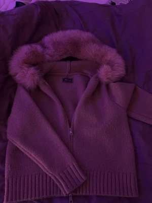 Beige/brun Alessa jacka med fluffig luva - Om du vill ha en jacka som ger många komplimanger borde du köpa den här fina jackan. Jag köpte den från Alessa för cirka 1800kr på rea. Jag köpte den i april 2025 och har använt den några gånger men säljer den för att jag tröttna lite. Den är i bra skick inte alls sönder och funkar perfekt. Får komplimanger varje gång jag använder den och det är äkta päls på luvan. Pris kan såklart diskuteras💕💕