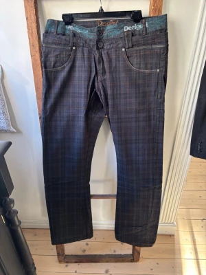 Vintage Desigual herr jeans raka St 44 - Vintage jeans köpta i Spanien 2009 med unika detaljer. Går inte längre att få tag på.  Innerbenslängd: 81 Midja rakt över: 46 Aldrig använda 