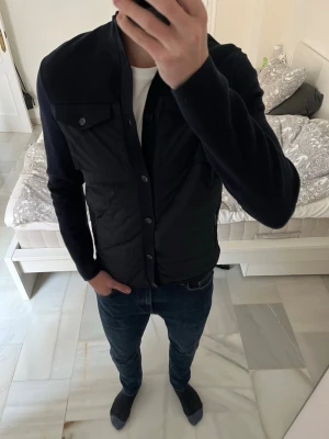 Helt ny svart quiltad cardigan jacka - Tvärfet ny cardigan från Massimo Dutti i storleken M. Alla taggs finns kvar!  (marinblå/svart är halvt färgblind så vet ej färg men en polare sa svart 😂) ———————————————————————————————  📐| Storlek: M                                                          👖| Märke: Massimo Dutti                                     🔎| Skick: DEN ÄR NY!                                          ✍🏻| Skriv om du har några frågor