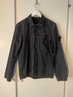 Stone Island overshirt - Svart Stone Island overshirt med dragkedja och två fickor.