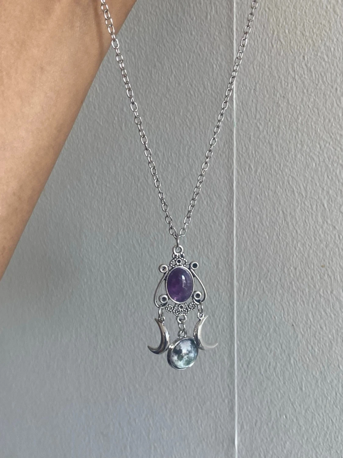 Silvrigt halsband med månberlocker - 3