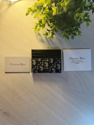 Korthållare  - Korthållare - Kortfickor: 6st💳 - Skick: 10/10♻️   - Pris: 345kr💵   - Färg: Grå - Frakt: Fraktas samma dag, anländer till ditt hus inom 3-4 dagar🚚   Tveka inte att skriva vid minsta fråga!💭