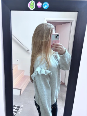 Grå stickad tröja - Grå stickad tröja med detalj på ärmarna. Finns tecken på användning. Men inget som är tydligt. Är från Gina Young i storlek 158-164 men passar en S.