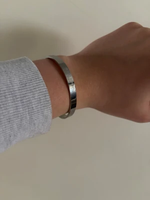 Maison margiela armband - Säljer nu mitt armband av Maison margela. Låda tillkommer och armbandet är gjort i rostfritt stål, några frågor eller funderingar så bara hör av dig! Står inte fast vid priset så det går att diskutera!