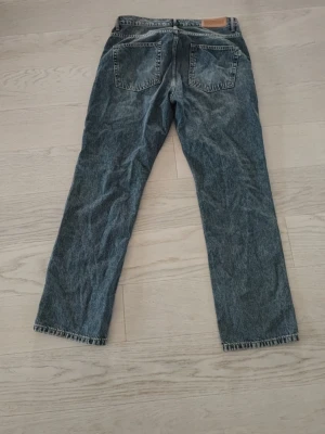 Woodbird jeans 34/32 - Säljer ett par Woodbird jeans midja 34 längd 32.