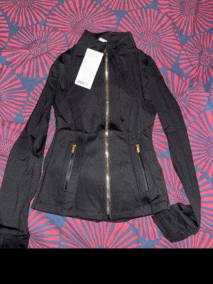 Svart träningsjacka  - helt oanvänd