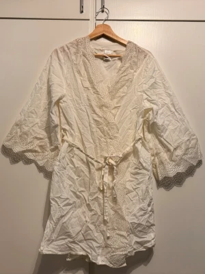 Tunn Morgonrock - Fin tunnare morgonrock i vitt. Inte alls mycket använd och fri från skavanker. Ärmarna är trekvarts.