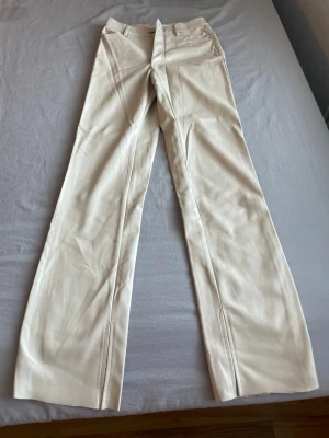 Beiga skinn kostymbyxor med slits - Använd två gånger bara.