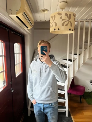 Grå hoodie med bak - Säljer en grå hoodie från O'Original med text på ryggen. Storlek M. Hör av er vid frågor