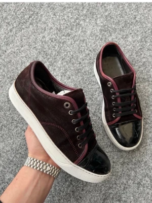 Lanvins uk5 - Säljer dessa galet snygga lanvins i vinröd färg! Size uk5 som motsvarar 39-40 sitter mest som 40 då lanvin är stora i storlek. Skick 8/10 som bilderna! Nypris 5000kr! Dustbag ingår! Hör av dig vid minsta fundering 🤩