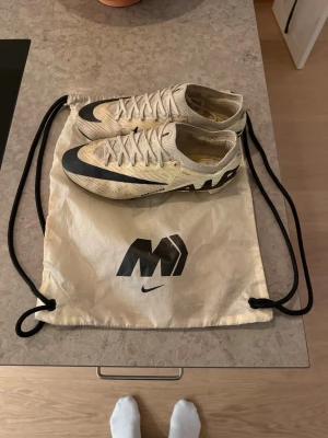 Nike mercurial vapor 15 elite fg  - Säljer ett par Nike Mercurial fotbollsskor i färgen lemonade med svart swoosh och AIR-tryck på sidan. Skorna har låg profil, snörning och är tillverkade i lätt syntetmaterial för maxad bollkontroll och speed. Perfekta för dig som vill dominera på planen. Bra skick. Storlek 42. Påse ingår. Ligger inga sulor i på bilden men orginalsulorna finns