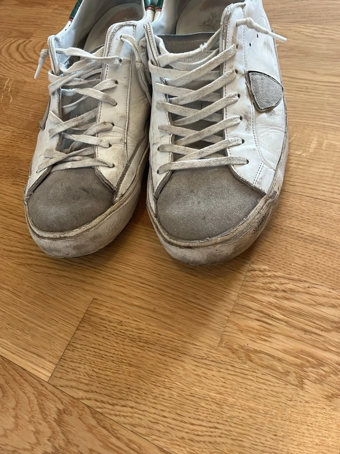 Vita sneakers från Philippe Model