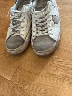 Vita sneakers från Philippe Model - Säljer ett par suveräna skor att ha till sommaren från märket Philippe model. Där storleken är 44 och passar riktigt bra i foten. Dessutom så är dem i ett hyfsat okej skick ifrån olika andra skor för samma prislapp. Detta skor är en perfekt investering inför sommaren på bara 1200kr