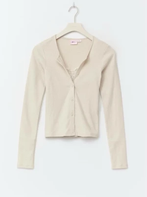 Beige kofta med spetskant - Beige kofta med inbyggt linne från ginatricot young 14+, fint skick. Lånad bild skriv för egna bilder💕