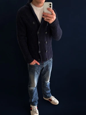 Mörkblå dubbelknäppt kofta - Riktigt schysst cardigan från Gant. Högsta bud får den! Perfekt för alla er grischare där ute! Om ni har frågor kom DM.