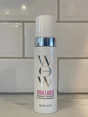 Color Wow Xtra Large Volumizer - Color Wow Xtra Large Bombshell Volumizer är en volymgivande mousse för håret. Flaskan är vit med silverdetaljer och rymmer 195 ml. Perfekt för dig som vill ha extra volym och fyllighet utan att tynga ner håret.