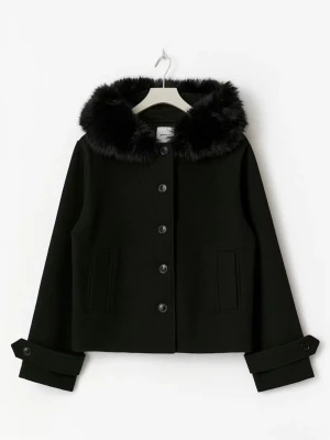 Vårjacka med päls Gina Tricot - Stilren svart kappa med huva kantad av mjuk svart fuskpäls. Kappan har raka ärmar med dekorativa manschetter och knäpps med fem knappar framtill. Två diskreta fickor framtill och en klassisk passform. Perfekt för våren. Nypris 499kr