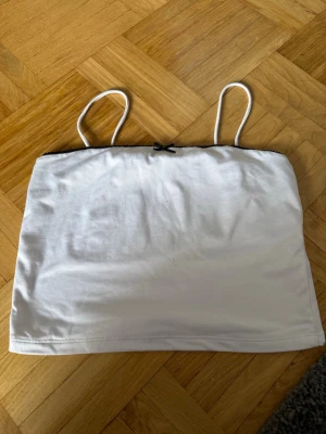 Vit bandeau topp med smala band - Kommer ej till användning längre! Kolla gärna in min profil om du vill köpa något mer🩷