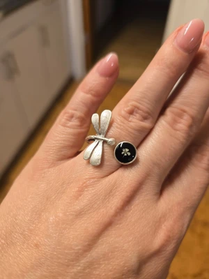 Tunn silverring i minimalistisk stil - En enkel och stilren ring i silver med rund form. 