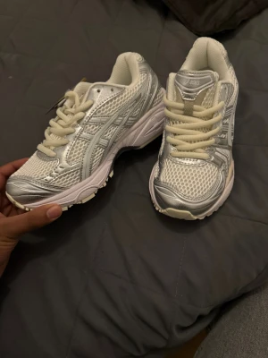 Asic gel kayano vit/silver färg - Säljer ett par feta skor i storlek 36 de sitter väldigt bra på💯dem är väldigt aesthetic som passar väldigt bra inför dagarna som kommer dem är i helt passa på och köp som en present till dig/dotter/familj/tjej.❤️ nytt skick i välidgt dyr kvalitet🤩den säljs på grund att jag behöver pengar inför min resa🙌hör gärna av dig för frågor eller snabb affär👀✍️💬