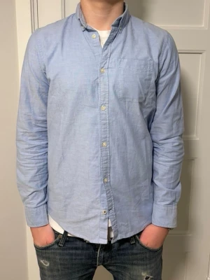 Jack & Jones skjorta 👔  - Himmelsblå jack & jones skjorta perfekt att slänga på sig över en vit t-shirt i sommar!🌟Inga defekter på skjortan✅ vid frågor är det vara att kontakta mig!📬