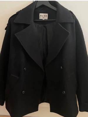 Svart oversized kappa - Oversized kappa från NA-KD, lite nopprig men annars inga defekter