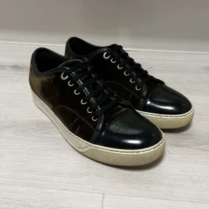 Lanvin skor - Säljer ett par lanvins skor i storlek 40. Väldigt bra skick. Skriv för fler bilder eller frågor. Har tyvärr ingen box till skorna. Dom är sjävklart äkta. 