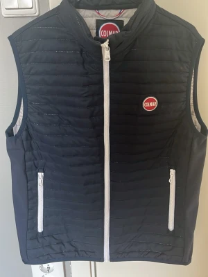 Svart dunväst från Colmar Originals - Storlek 46 vilket motsvarar ungefär storlek S, den är i gott skick utan några märkbara skador.