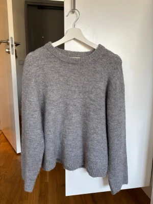 Stickad tröja - Stickad grå tröja från Gina i storlek xs. 