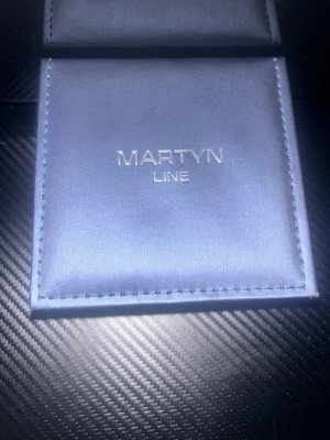 Martyn Line klocka limited edition/är helt ny  - Snygg klocka från Martyn Line i limited edition. Klockan har blå armband och urtavla med guldiga detaljer. Levereras i originalask med märkets logga. Perfekt accessoar för dig som gillar stilrena och exklusiva detaljer.