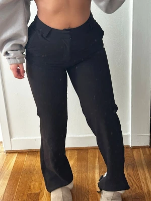 Svarta vida mjukisbyxor - Dom är lite sönder där bak, vid foten för dom va för långa för mig, kan klippas av men de syns inte alls så mycket när man har på sig 