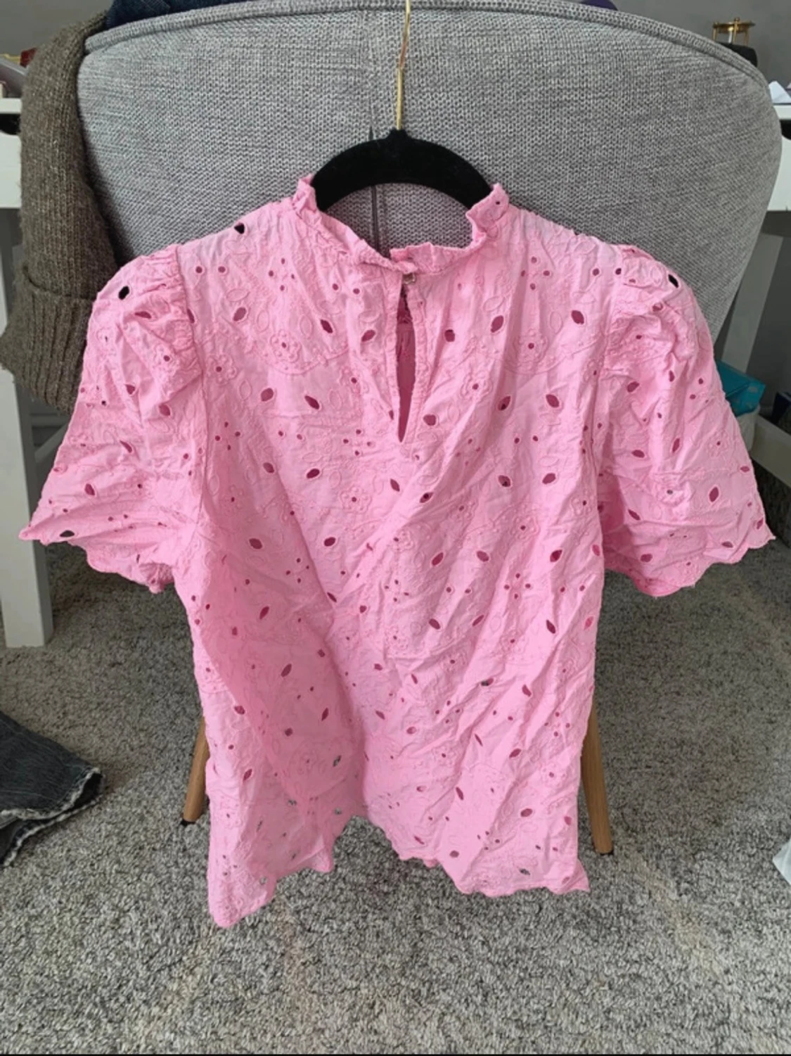 Rosa broderad blus med puffärm - 1