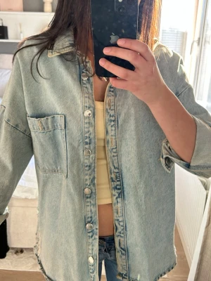 Snygg jeansjacka - Super snygg jeansjacka som är lite oversized i strl S perfekt till våren! Säljer då jag har 2 