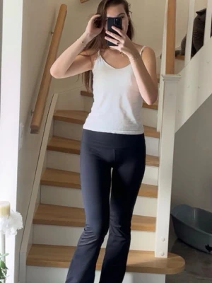 Svarta yoga pants - Säljer ett par svarta långa bootcut leggings och stretchigt material. Från Ullared. I storlek 44 46, yoga pants.