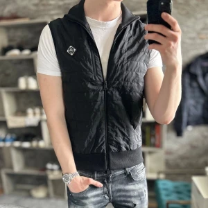 J.lindeberg väst - Mycket bra skick, inga defekter! Passar dig som är mellan 178-188cm ungefär. Nypris ca 3000kr. Modellen är 185 cm, 75kg. Storlek L passr snarare M. Passar bra nu till våren! Skriv för mer information!🤝