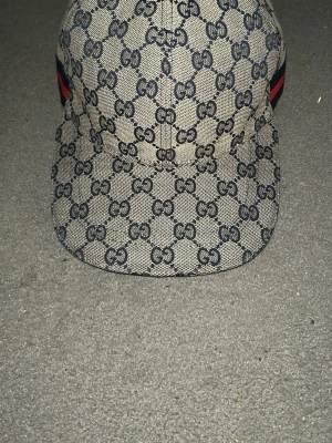 Keps  - Använd några gånger och den har inga skador. Skickas amma dag md PostNord eller Instabox. Kan sänka priset om det behövs