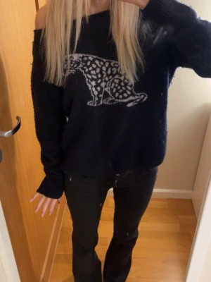 Stickad off shoulder - En stickad off shoulder tröja från subdued med en tiger på. Sparsamt använd💕