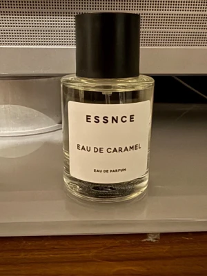 Essnce ”Eau de Caramel” parfym - Essnce Eau de Caramel är en doft med söt karamellton. Perfekt för dig som gillar gourmanddofter. Har bara testat