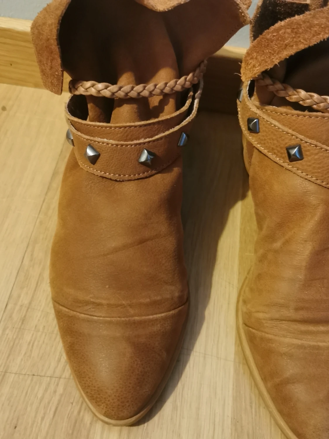 Bruna boots med nitar och flätad detalj - 3