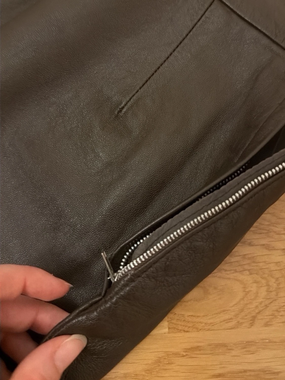 Svart skinnkjol med dragkedja - 3