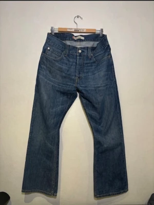 Levis 512 bootcut  - Snygga Levis 512 bootcut. Size 34/32                             Mått: (längd 105 cm ) (midja 44 cm) (benvidd 25) Pris kan diskuteras                                                           